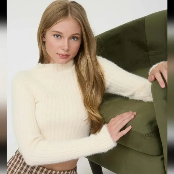 🍦 LAST ONE Vanilla Fuzzy Soft Sweater - Picture 7 of 7